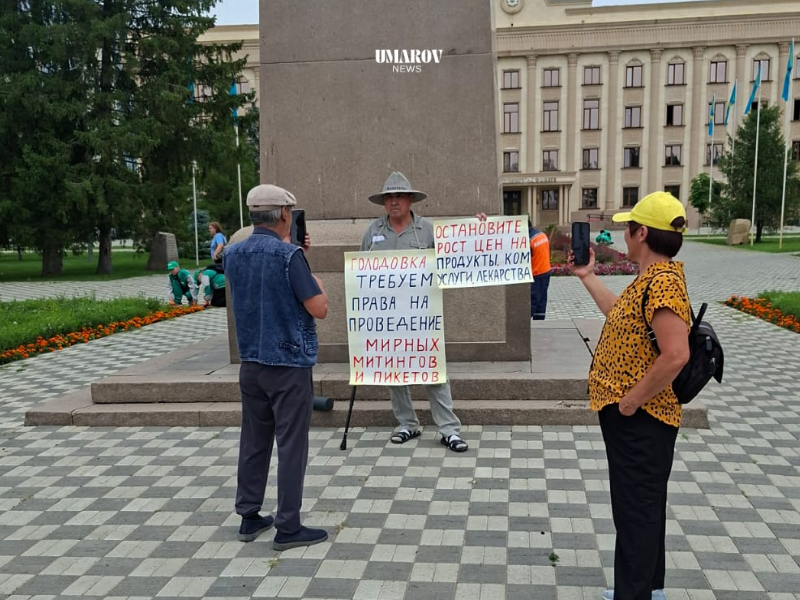 На голодовку в центр Уральска вышел пенсионер 